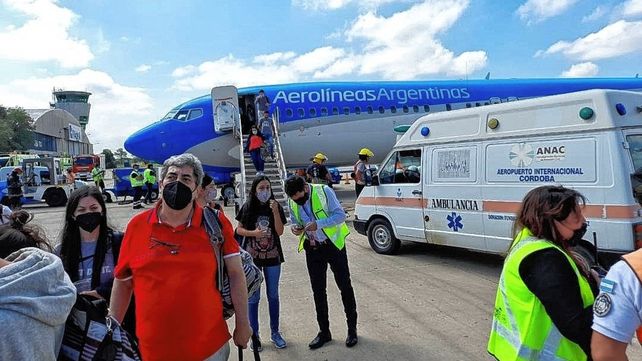 Un avión de Aerolíneas aterrizó de emergencia en Córdoba