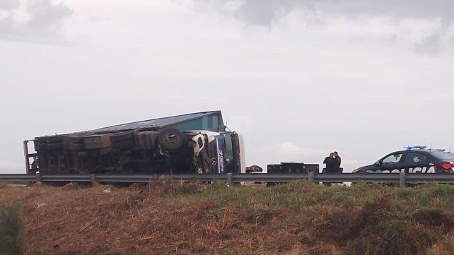 Vuelco de un camión en Circunvalación Oeste Vuelco de un camión en Circunvalación Oeste