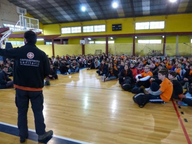 En acción. Los campamentos sanitarios son práctica final de la carrera de medicina de la UNR.
