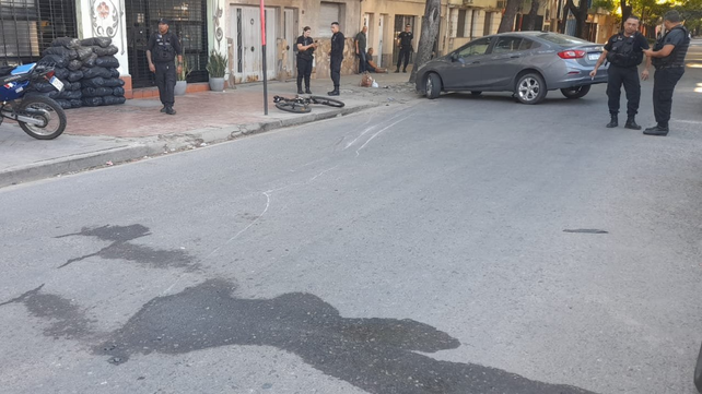 Grave siniestro vial en Paraguay y Pasco. Una ciclista fue arrastrada casi diez metros por auto, y las marcas de su rodado quedaron en el pavimento. 