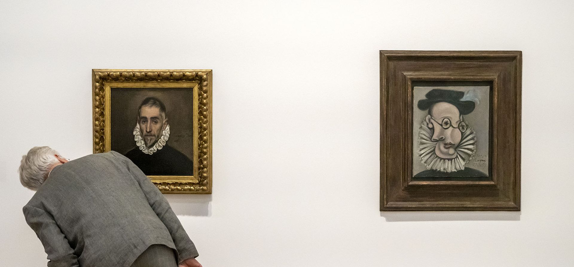 Las obras de arte Un caballero mayor (1587/1600), a la izquierda, de El Greco (1541-1614) y Jaume Sabartes con Ruff y Bonnet (1939), a la derecha, de Pablo Picasso (1881-1973) se exhiben en la exposición Picasso