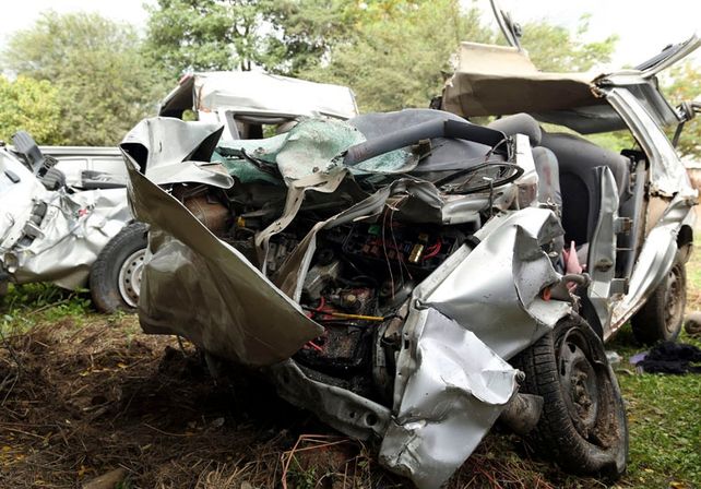 Al menos seis muertos al chocar un auto y un colectivo en la ruta 34