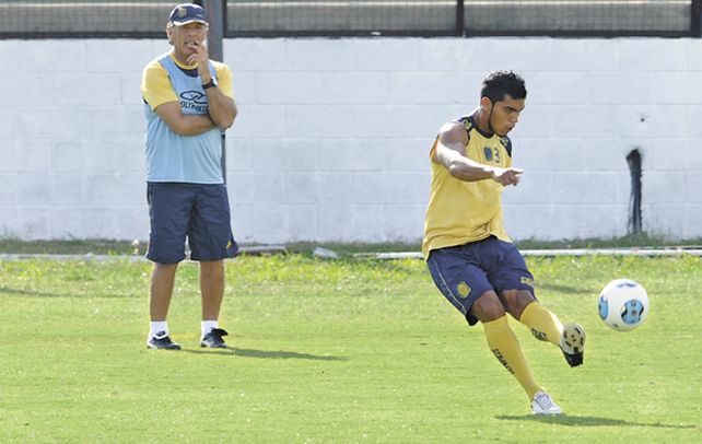 Marca a presión. El técnico Miguel Russo sigue de cerca los movimientos de Rafael Delgado en un entrenamiento. El defensor está en un buen nivel.