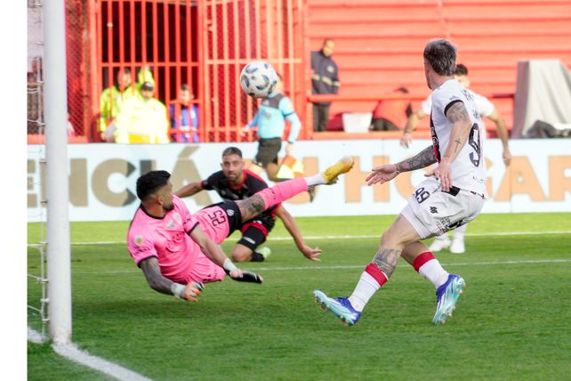 El arquero Sebastián Moyano convierte contra su propio arco en el primer partido de Méndez como DT.