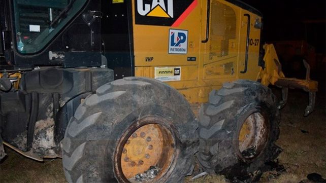 Son dos los fallecidos al chocar un auto contra una maquina vial en la banquina de ruta 18