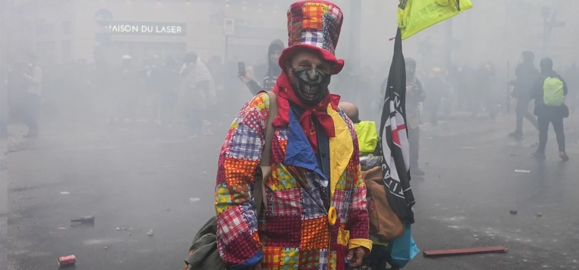Un manifestante con un traje de payaso estilo patchwork durante una manifestación contra la reforma de las pensiones en el Boulevard Voltaire en el centro de París, Francia, el lunes 1 de mayo de 2023.. Fotógrafo: Nathan Laine/Bloomberg      