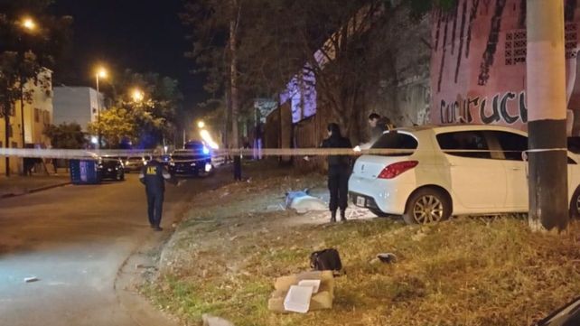 El Peugeot 308 en el que viajaban las víctimas de los disparos colisionó en Presidente Quintana y Callao.&nbsp;