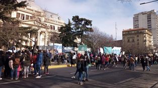 Organizaciones sindicales, sociales y políticas, en el inicio de la gran caravana federal en defensa del Río Paraná y del Canal Magdalena.