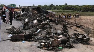 Al menos 148 muertos al estallar un camión cisterna en Pakistán