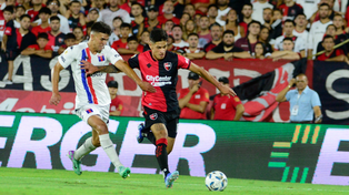 Martín Ortega persigue a Brian Aguirre en un partido de 2024, entonces en Tigre. Ahora jugará en Newells.&nbsp;