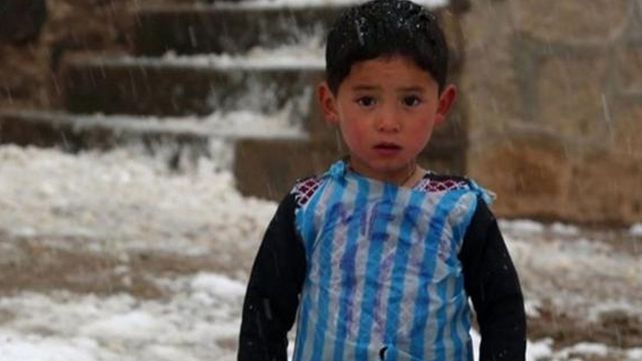 El niño afgano que conmovió al mundo cumplió su sueño: conoció a Messi