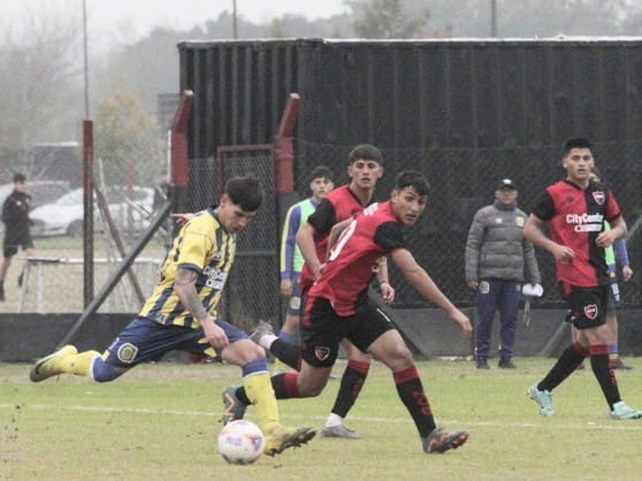 Newells y Central disputan siete clásicos en inferiores de Rosarina en el Centro Griffa. Foto: Sebastián Suárez Meccia (La Capital)
