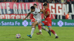 Armando Méndez se lanza al ataque con potencia. Cuando trepa es una alternativa más de ataque de Newells.