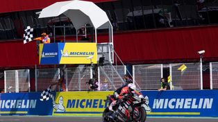 Momento cumbre. El piloto español Aleix Espagaró cruza la bandera a cuadros con la Aprilia y festejaría a pura emoción en Termas. Primer triunfo en MotoGP.