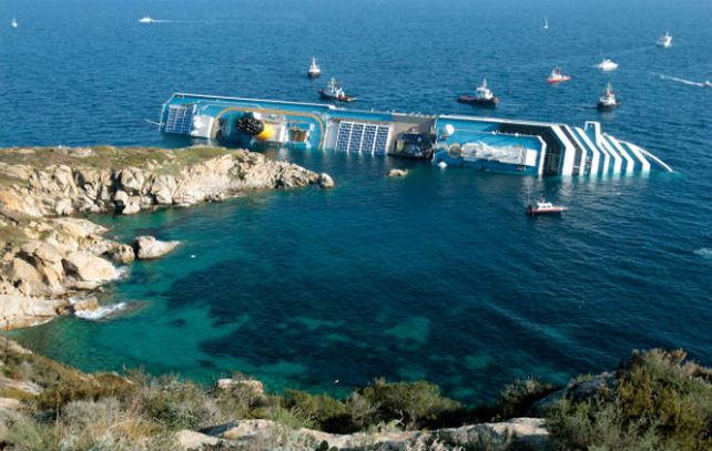 El cucero naugfragó en las costas de Giglio.