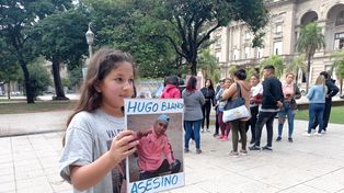 Una de las hermanas de Valentina, la chica asesinada. (Foto: gentileza diario Uno de Santa Fe)