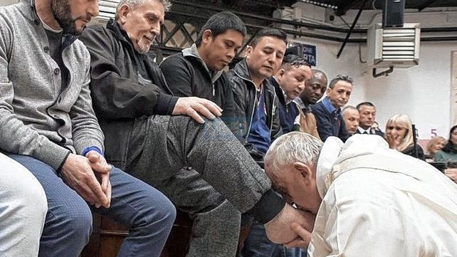 Nuevamente. El argentino Bergoglio eligió a los presos para realizar el humilde gesto del lavado de los pies.