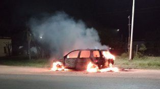 Una Ford EcoSport tomó fuego y se quemó completamente en la Curva de san Pedro, en la ruta provincial 2, Colonia Freitas, cerca de Chajarí