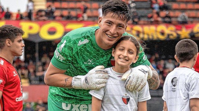 El sentido gesto del arquero de Colón que conmueve al país