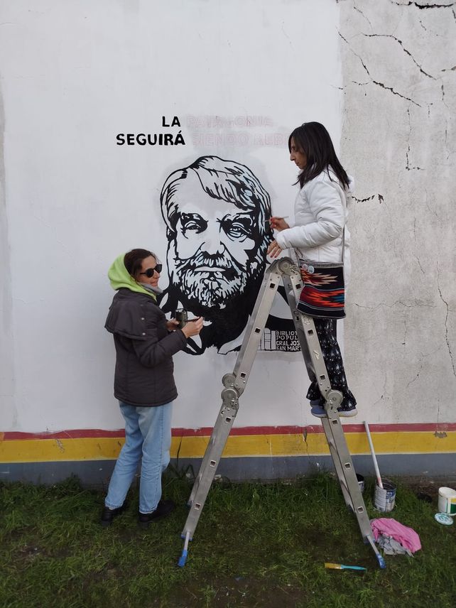 Con un mural en honor a Osvaldo Bayer, la Biblioteca Popular de Sastre celebra su 106 aniversario