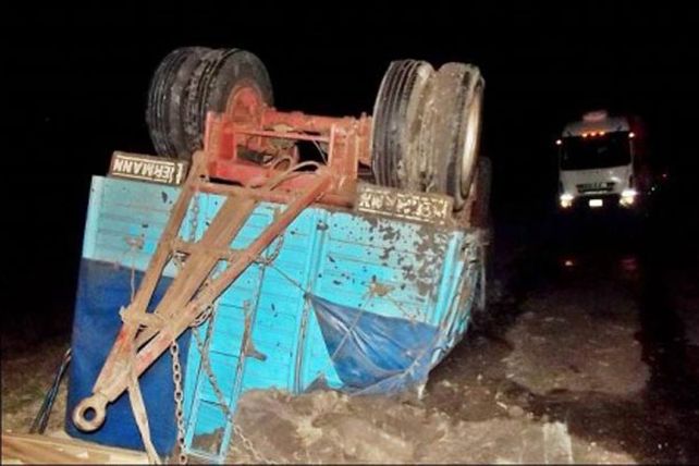 Un camión mordió la banquina mojada y volcó sobre la ruta 127