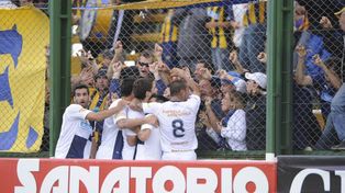 Festejo Central. Los jugadores se abrazan luego del gol de Coniglio, entre ellos Ferrari quien integra el actual cuerpo técnico. Un triunfo ante Defensa y Justicia en Florencio Varela que sería de resurrección.