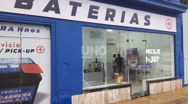 Los delincuentes rompieron la vidriera e ingresaron al comercio.