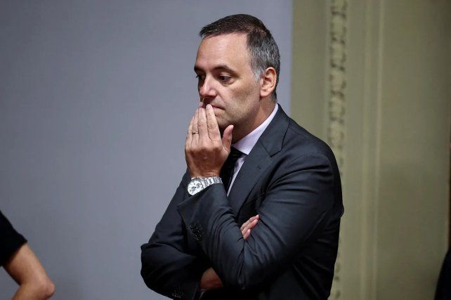 La restricción a Manuel Adorni representa el paso previo a un llamado a declaración indagatoria.