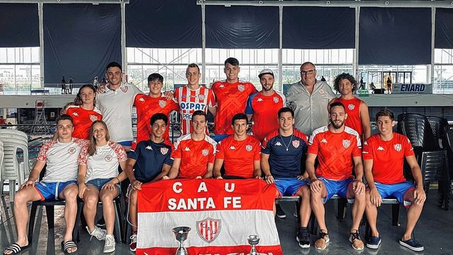 El equipo de natación de Unión junto a sus entrenadores logró una buena actuación en Buenos Aires.&nbsp;