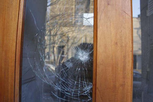 Peligroso. Un vidrio muestra rastros del ataque a la mujer en La Plata.