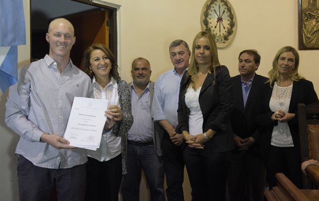 Homenaje. El rugbier mostró orgulloso su diploma y se fotografió con Fein. (Sebastián Suárez Meccia / La Capital)