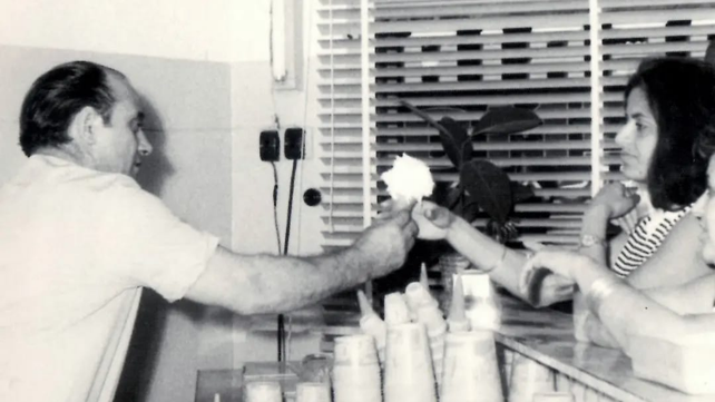 Los inicios, cuando Vicente y Luisa, llegados de Sicilia abrieron la heladería, entrados los años 60.