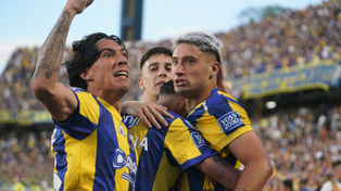 El festejo del gol canalla, el del triunfo al cabo ante Platense. Todos rodean a Alejo Veliz, pero el paraguayo fue clave en la asistencia de cabeza en el gol de Central.