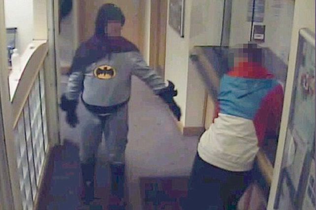 Batman entregó a un delincuente en una comisaría inglesa