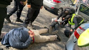 Uno de los delincuentes que fue retenido por los vecinos y luego entregado a la policía. (Foto: @radio2rosario)