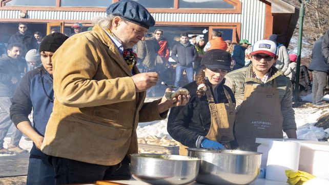 Movida. El chef ayer cocinando centolla para los pobladores.