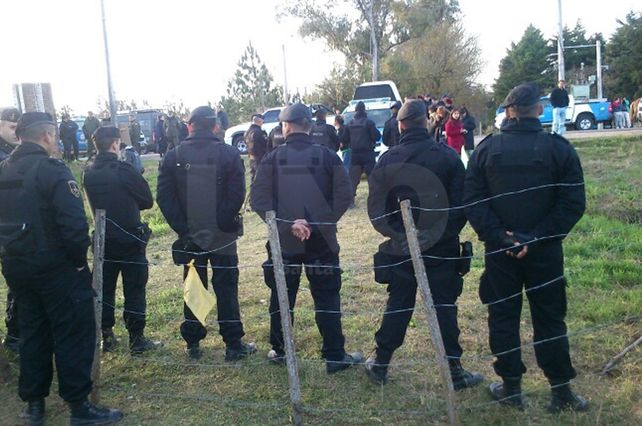 Personal policial frente a la vivienda de Lihuén
