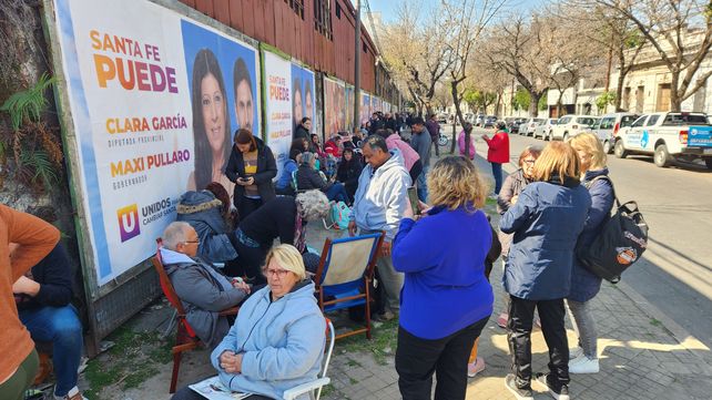 Miles de personas munidas de mate y reposera hicieron hasta nueve cuadras de cola