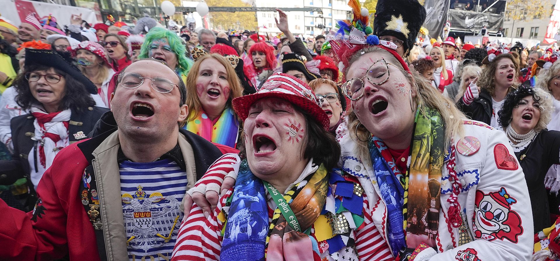Miles de participantes de la caravana celebran con emoción el inicio de la temporada de carnaval en las calles de Colonia, Alemania, el viernes 11 de noviembre de 2022.