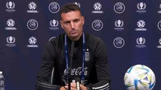 La cara lo dice todo. Felicitaciones. No sabría qué decir porque esto es fútbol pero… ¿70 años?. La felicito desde acá, desde el lugar que me toca”, contestó Scaloni.