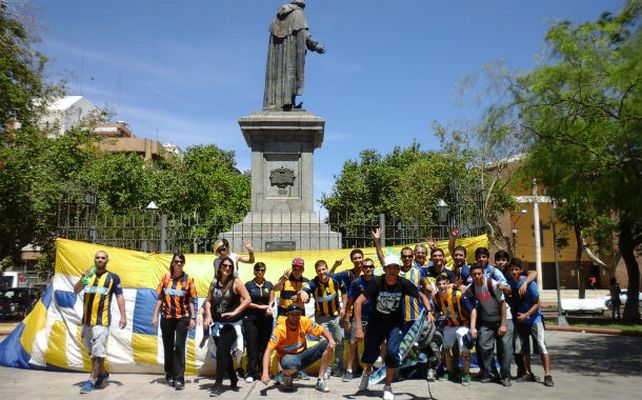 Banderas en las plazas. La gente canalla llegó pintó de azul y amarillo los alrededores. (Foto. G. de los Ríos)
