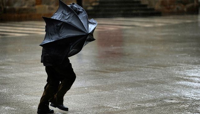 Rosario y otros tres departamentos del sur provincial soportan este lunes fuertes vientos y rige alerta de nivel amarillo.&nbsp;