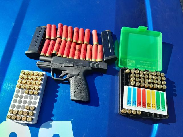 Los dueños del campo tenían una pistola 9 mm y una escopeta que dispararon para amedrentar a los intrusos.