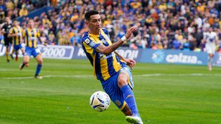 Ángel Di María le da a la pelota con su zurda. El 11 canalla volvió a Central ante Godoy Cruz y ahora se presenta por primera vez fuera del Gigante en una cancha especial.