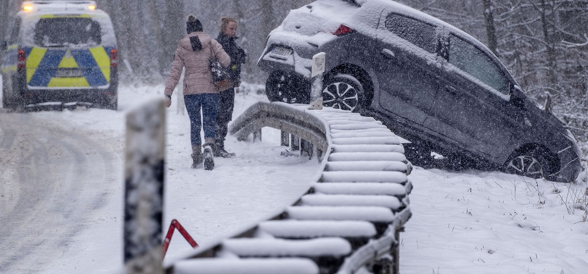 Una vista de un automóvil que se salió de una carretera rural cerca de Frankfurt, Alemania, el jueves 18 de enero de 2024, mientras caen fuertes nevadas en muchas partes de Alemania. (Foto AP/Michael Probst) Una vista de un automóvil que se salió de una carretera rural cerca de Frankfurt, Alemania, el jueves 18 de enero de 2024, mientras caen fuertes nevadas en muchas partes de Alemania. (Foto AP/Michael Probst)