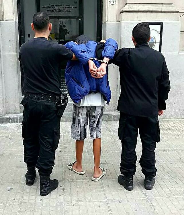 Bº Mariano Comas: lo atraparon con un revólver 32 cargado en la cintura