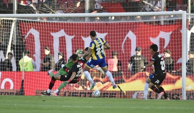 Enzo Copetti es el 9 con más ritmo en Central, pero carga contra la falta de gol. Anotó en el último clásico.