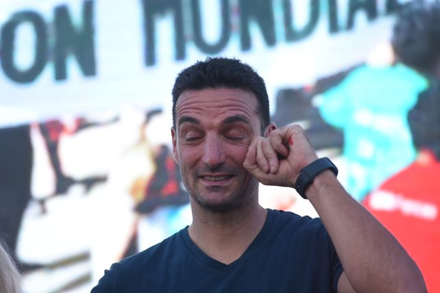 Lionel Scaloni no pudo contener las lágrimas al hablar de la gente del pueblo de Pujato y su familia.&nbsp;