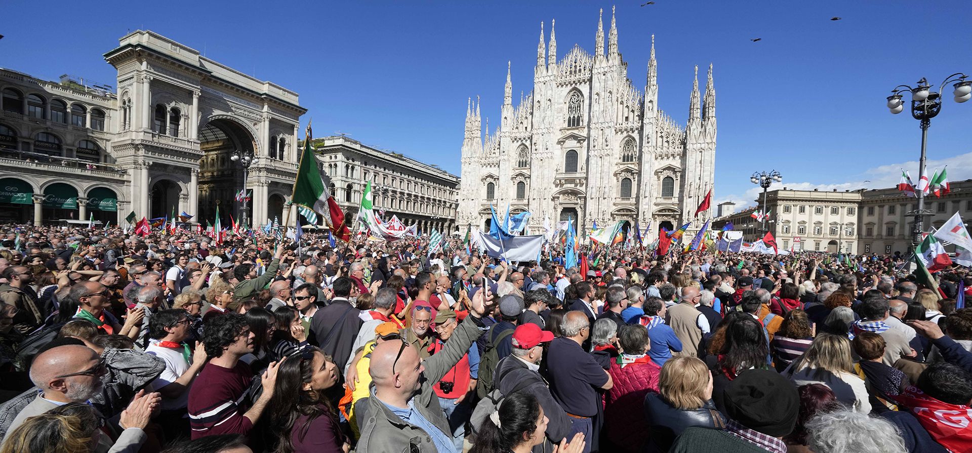 La gente se reúne frente a la catedral gótica de Milán durante una manifestación para ayudar a conmemorar el 78º aniversario de la victoria del movimiento de resistencia italiano contra la Alemania nazi y su estado títere de la República Social Italiana, en Milán, Italia, el martes 25 de abril de 2023. (AP Foto/Luca Bruno)