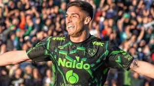 Ezequiel Naya festeja el gol de Sarmiento ante Racing.